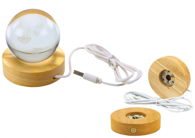 Lampada 3D a sfera in cristallo con medusa e base in legno