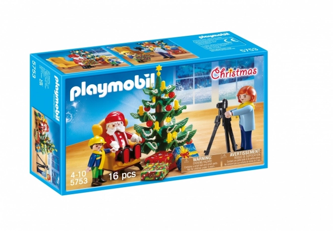 Set natalizio con figure e foto di Babbo Natale