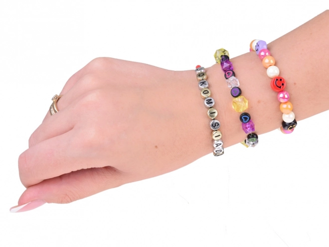 Set di perline colorate e cristalli per realizzare braccialetti