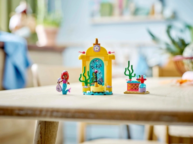 Include le minifigure di Ariel e Sebastian