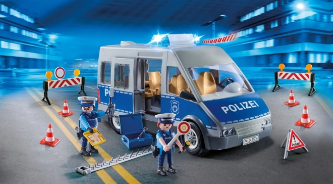 Set di Action Heroes con auto della polizia con barriera