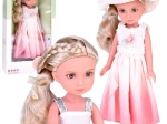 Elegante bambola alla moda con cappello e lunghi capelli biondi