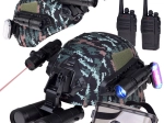 Set di equipaggiamento militare con casco, binocolo e walkie-talkie