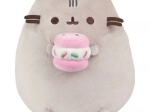gatto di peluche Pusheen con macaron rosa 24 cm