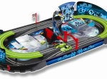 Pista automobilistica pieghevole luminosa con due auto
