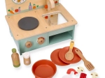 Piccola cucina in legno con accessori