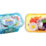 Cestino con stoviglie e alimenti per bambini