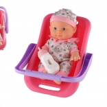 Bambola bebè nel seggiolino con biberon 22 cm