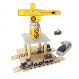 Gru di legno al porto con navi e auto