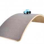 Tavola di equilibrio con felpa, macchinina e strada