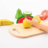 Frutta in legno con tagliere e coltello