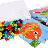Mosaico educativo colorato con piolini per bambini