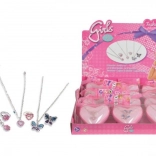 Anello e collana in una scatola a forma di cuore