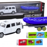 Auto da fuoristrada con rimorchio e motoscafo