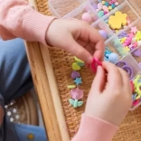 Creazione di gioielli – gioielli colorati e alla moda per bambini