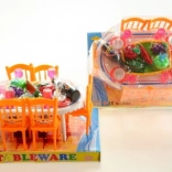 Tavolino con cibo per bambole con seggioline e stoviglie