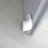 Protezione bianca per bambini contro lo schiacciamento delle dita nelle porte