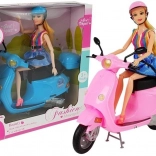 Bambola su scooter rosa con casco, capelli lunghi