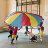 paracadute motorico con palline per bambini